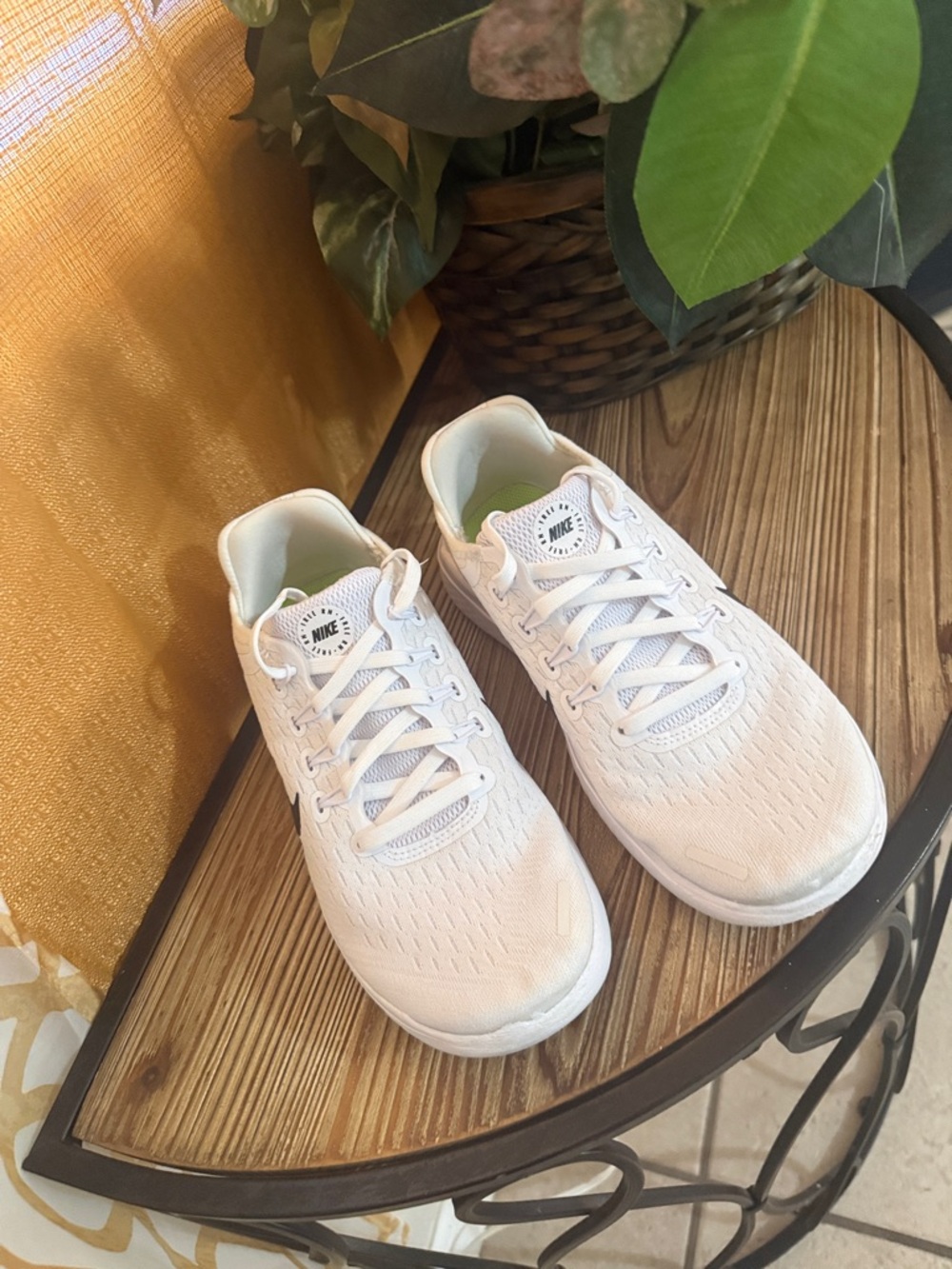 Nike men All-White Lightweight Sneakers